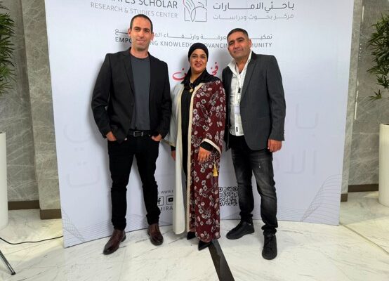سلوى أبو كاشف مع تال تونيك وشادي زعبي، مركزي الفروع العربية في حركة الشبيبة العاملة والمتعلمة، في المؤتمر في أبو ظبي (تصوير : ألبوم خاص)