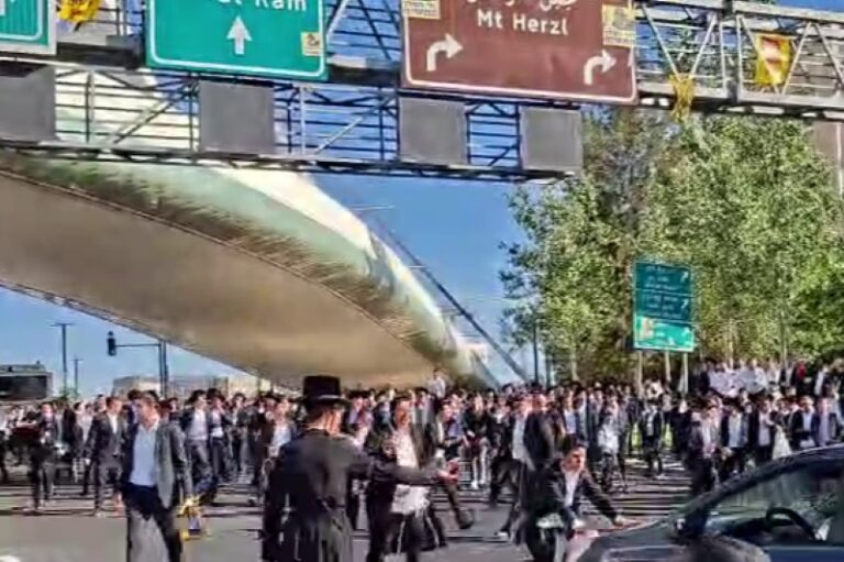 חסימת הכביש מתחת לגשר המיתרים בירושלים בהפגנת חרדים נגד הגיוס (צילום: מ.ר)