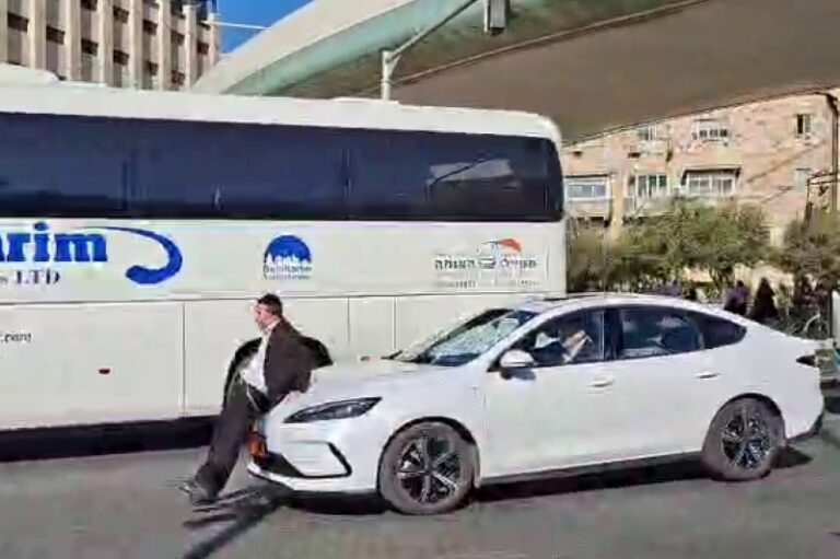 חסימת הכביש מתחת לגשר המיתרים בירושלים בהפגנת חרדים נגד הגיוס (צילום: מ.ר)