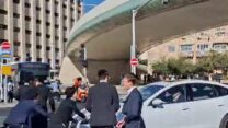 חסימת הכביש מתחת לגשר המיתרים בירושלים בהפגנת חרדים נגד הגיוס (צילום: מ.ר)