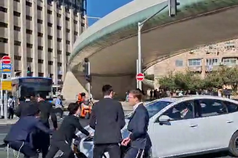 חסימת הכביש מתחת לגשר המיתרים בירושלים בהפגנת חרדים נגד הגיוס (צילום: מ.ר) חסימת הכביש מתחת לגשר המיתרים בירושלים בהפגנת חרדים נגד הגיוס (צילום: מ.ר)