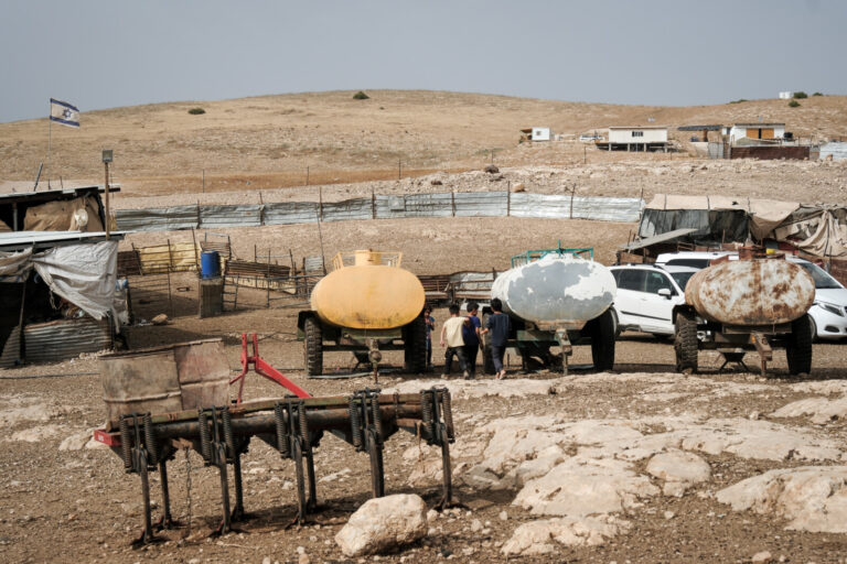 מאהל משפחת בשאראת, ומולו חווה בלתי חוקית (צילום: דוד טברסקי)
