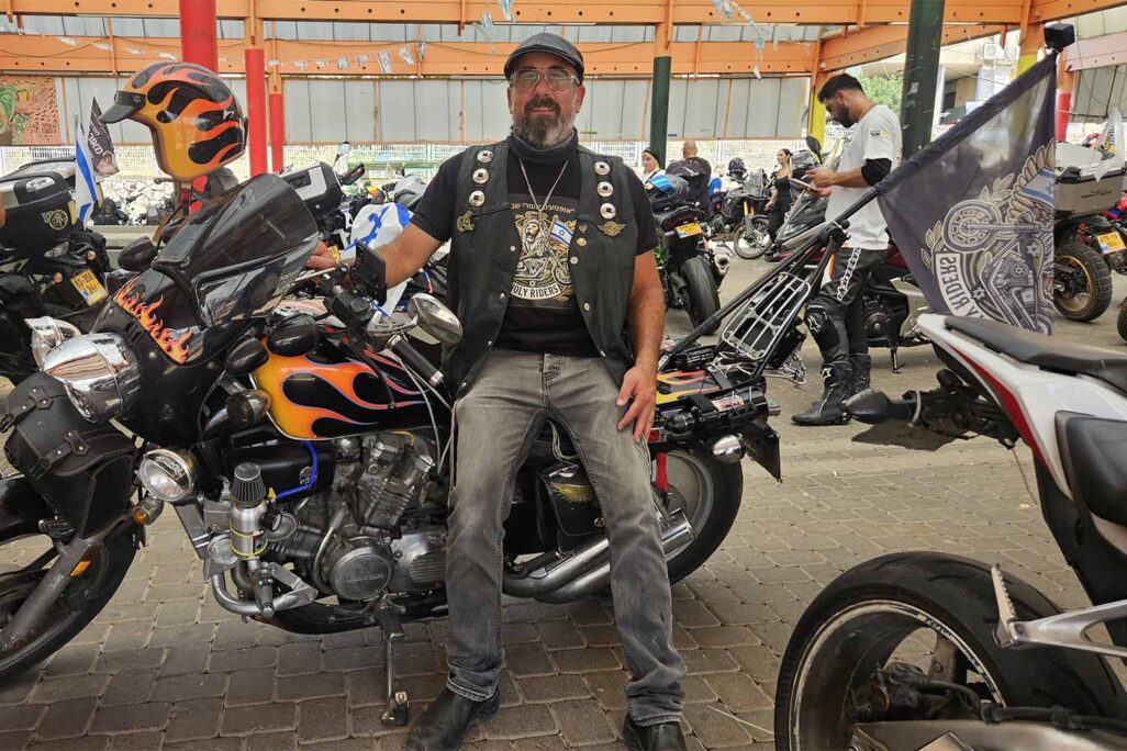 אופנועים חונים במתחם השוק בקריית שמונה (צילום: מאיה רונן)