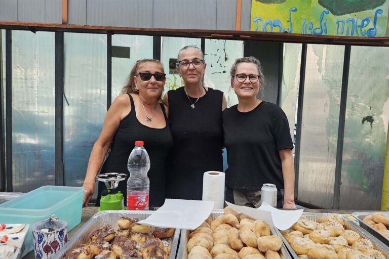 שרון ואתיקה במתחם השוק בקריית שמונה. ""כל מי שבחר לעשות כאן את הקניות לשבת נותן לנו כוח" (צילום: מאיה רונן)