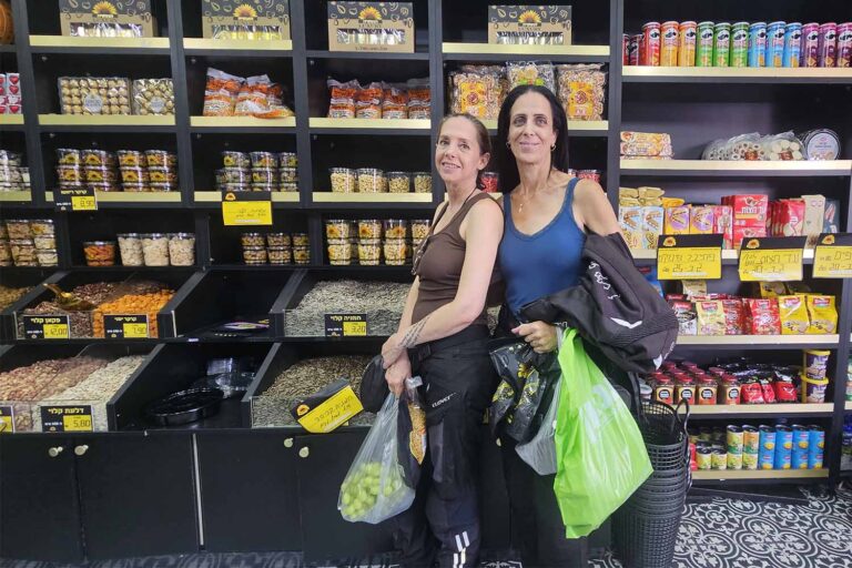 יעל נחמני ורוני הכט בחנות הפיצוחים. "הביקור שלנו חשוב, אבל העיר צריכה השקעה גדולה של המדינה" (צילום: מאיה רונן)