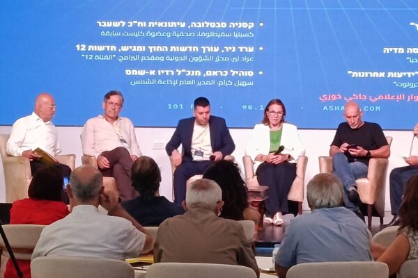 מימין לשמאל- ג'קי ח'ורי, אלוף בן (עורך הארץ), קסניה סבטלובה, וטן אלקאסם (מנכ"ל למסה מדיה), ערד ניר (חדשות 12), סוהיל כראם (מנכ"ל רדיו א-שמס) (צילום: יניב שרון)