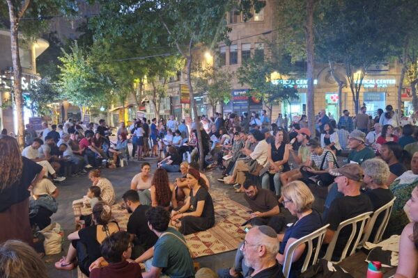 מפגש 'איכה יוצרים שיחה' בכיכר ציון בירושלים, ערב תשעה באב (צילום: יובל לקח)
