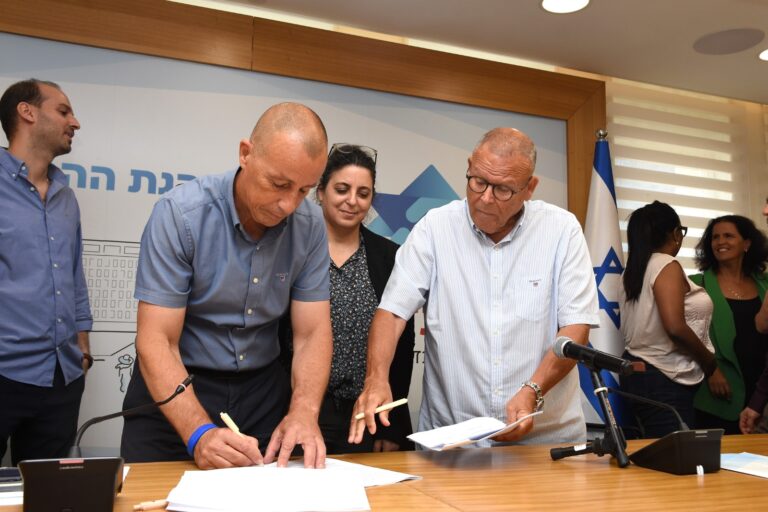 יו"ר ההסתדרות ארנון בר-דוד ויו"ר הסתדרות עובדי המדינה עו"ד אופיר אלקלעי בחתימת הסכם הרופאים הווטרינרים הממשלתיים (צילום: יסמין גיל)