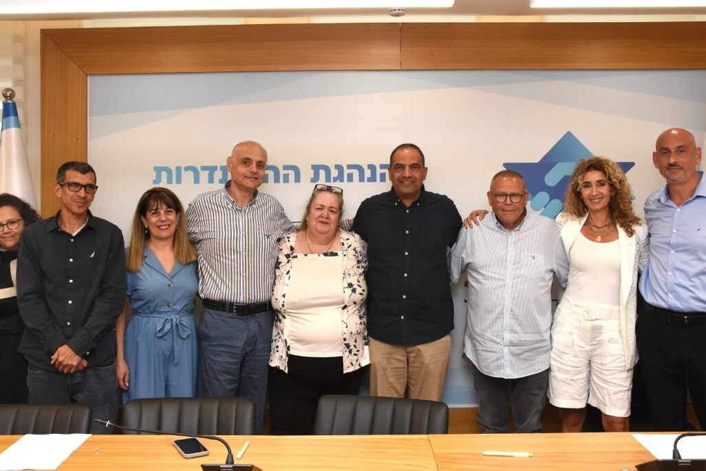 חתימת ההסכם בשלטון המקומי (צילום: יסמין גיל, דוברות ההסתדרות) חתימת ההסכם בשלטון המקומי (צילום: יסמין גיל, דוברות ההסתדרות)