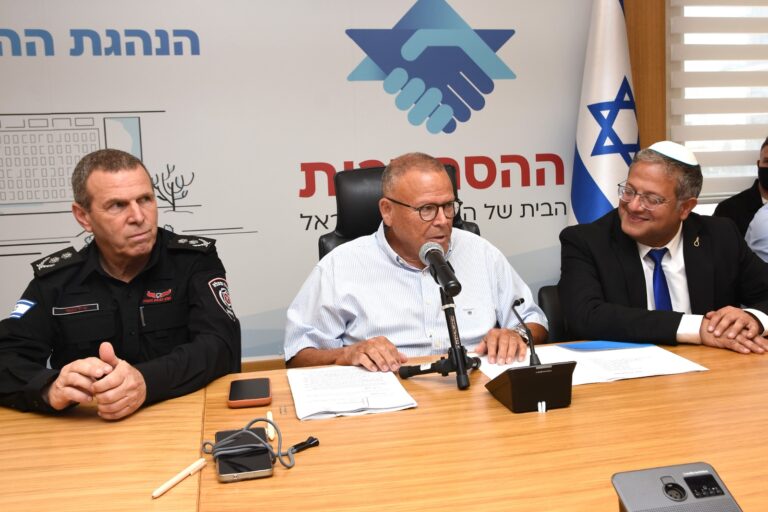 השר לביטחון לאומי איתמר בן-גביר, יו"ר ההסתדרות ארנון בר-דוד ויו"ר ארגון עובדי כבאות והצלה לישראל קובי דדון (צילום: יסמין גיל)