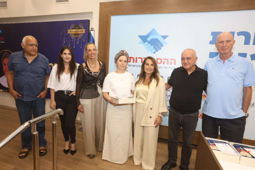 ליאורה הררי (רביעית מימין) ואורנה אבידן (שלישית מימין) עם ועדת הפרס (צילום: יעל צור) ליאורה הררי (רביעית מימין) ואורנה אבידן (שלישית מימין) עם ועדת הפרס (צילום: יעל צור)