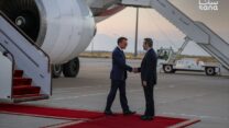 שר החוץ הסורי אסעד חסן א-שיבאני מקבל את פניו של נשיא צרפת מקרון בשדה התעופה בדמשק (צילום: סאנא)