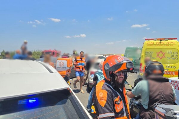 זירת התאונה בכביש 6, סמוך למחלף קריית גת (צילום: איחוד הצלה)