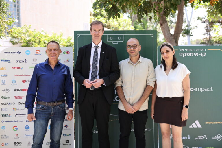 מורן אומן (מימין), מנכ״לית משרד עורכי הדין אגמון עם טולצ׳סינקי; שאדי חדאד, מנכ"ל קו-אימפקט; מייקל מאן, שגריר האיחוד האירופי בישראל; ואייל מליס, יו״ר משותף קו אימפקט ולשעבר מנכ״ל תנובה (צילום: ג'וני אליאס)