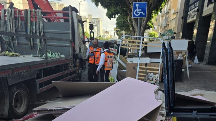 נתניה: בן 60 נהרג בתאונת מלגזה