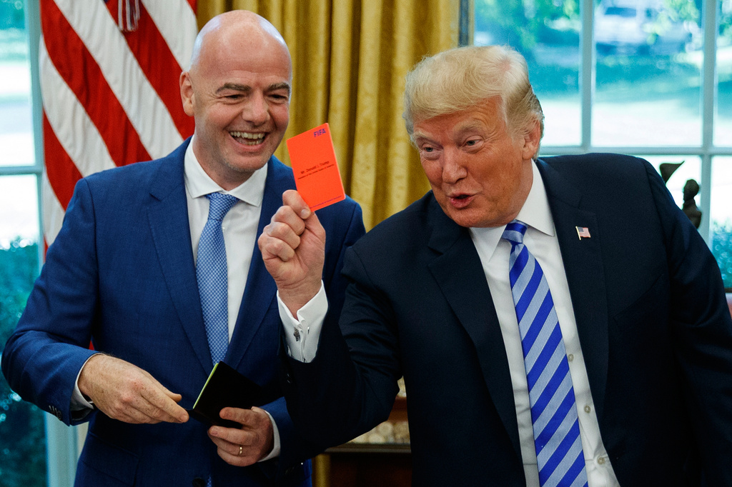 דונלד טראמפ וג'אני אינפנטינו (צילום: AP Photo) דונלד טראמפ וג'אני אינפנטינו (צילום: AP Photo)