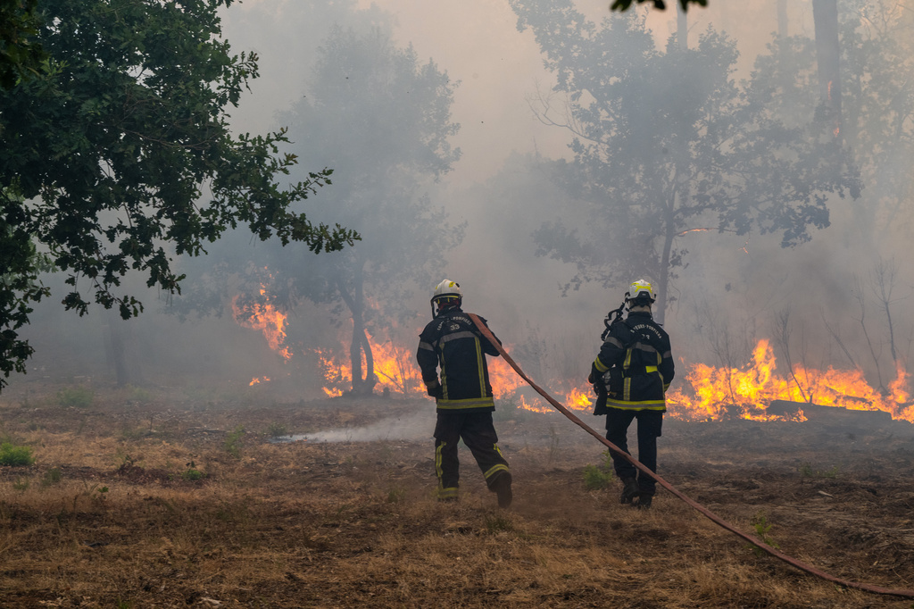כוחות כיבוי בקאפ פרה, צרפת (צילום: AP Photo/Caroline Blumberg)