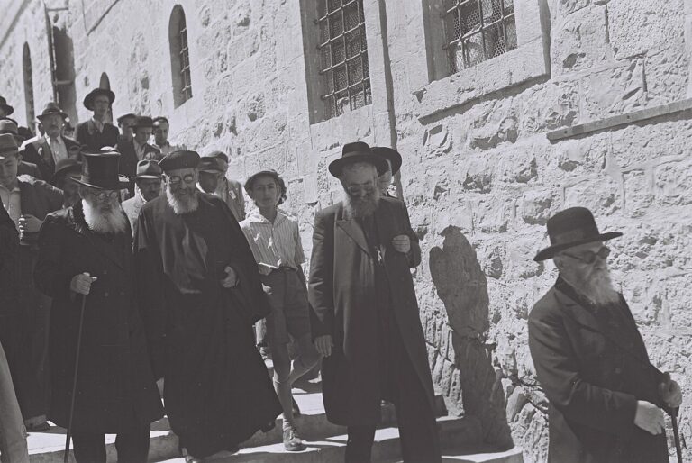 הטילו ספק בפסיקת הרמב"ם נגד מינוי נשים לתפקידים ציבוריים: הרבנים הראשיים חיים הרצוג (משמאל) ומאיר עוזיאל בירושלים, בחג הסוכות, ספטמבר 1945 (צילום ארכיון: זולטן קלוגר/ויקיפדיה)