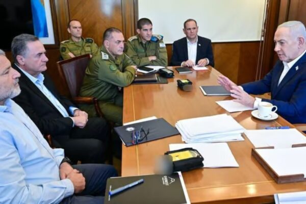 ראש הממשלה נתניהו, שר הביטחון כ"ץ והרמטכ"ל זמיר בהערכת מצב לאחר הפיגוע (צילום: קובי גדעון, לע"מ)