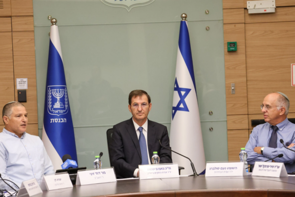 יו"ר ועדת הבחירות השופט נעם סולברג, יו"ר ועדת המשנה למודיעין ח"כ בועז ביסמוט, וראש השב"כ דוד זיני, במהלך הדיון בכנסת (צילום: דני שם טוב/ דוברות הכנסת)