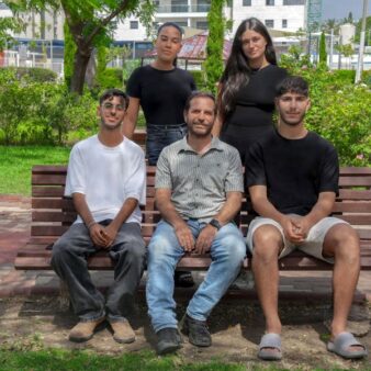 עומדות: שילת דהן (מימין ) ושירה טובלי; יושבים: תומר דניאל (מימין), צחי אוברמן ואלעד חיים (צילום: כדיה לוי)