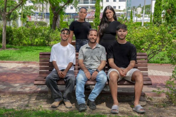 עומדות: שילת דהן (מימין ) ושירה טובלי; יושבים: תומר דניאל (מימין), צחי אוברמן ואלעד חיים (צילום: כדיה לוי)