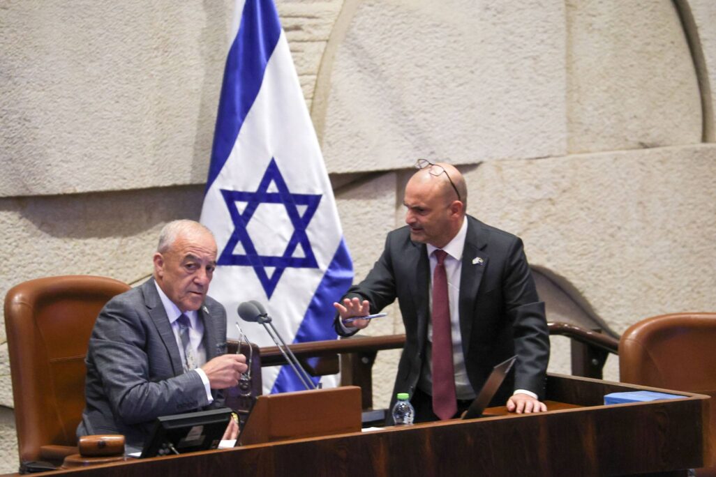 סגן יור הכנסת אכרם חסון (משמאל) ומזכיר הכנסת דן מרזוק (צילום: דני שם טוב, דוברות הכנסת) סגן יור הכנסת אכרם חסון (משמאל) ומזכיר הכנסת דן מרזוק (צילום: דני שם טוב, דוברות הכנסת)