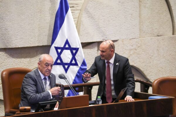 סגן יור הכנסת אכרם חסון (משמאל) ומזכיר הכנסת דן מרזוק (צילום: דני שם טוב, דוברות הכנסת)