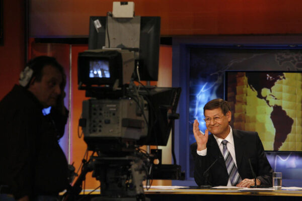 חיים יבין מגיש תוכנית חדשות בפעם האחרונה, 2008 (צילום: מיכל פתאל, פלאש90)