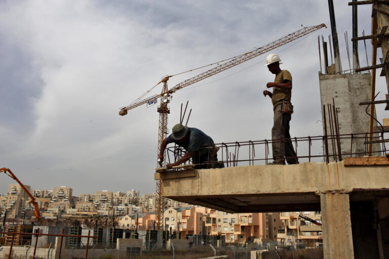 עובדי בנייה פלסטינים במודיעין עילית (צילום ארכיון: נתי שוחט/פלאש90)