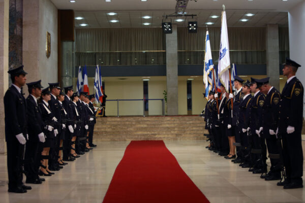 משמר הכנסת נערך לביקור נשיאותי במשכן הכנסת. פערים משמעותיים בין תנאי השירות המוענקים להם לבין התנאים החלים על שוטרי משטרת ישראל (צילום ארכיון: יונתן זינדל/ פלאש 90)