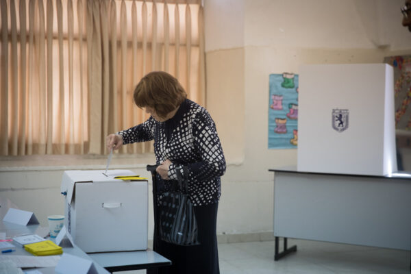 אישה חרדית מצביעה בבחירות לכנסת בירושלים (צילום ארכיון: יונתן זינדל/פלאש90)