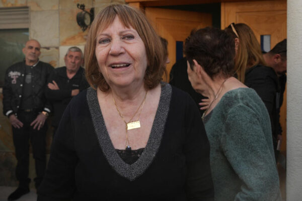 זהבה שאול בביתה בפוריה, עם ההודעה על החזרת בנה, אורון שאול ז"ל (צילום: אייל מרגולין / פלאש 90)