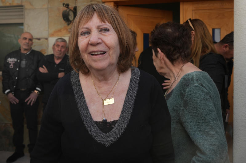 זהבה שאול בביתה בפוריה, עם ההודעה על החזרת בנה, אורון שאול ז"ל (צילום: אייל מרגולין / פלאש 90) זהבה שאול בביתה בפוריה, עם ההודעה על החזרת בנה, אורון שאול ז"ל (צילום: אייל מרגולין / פלאש 90)