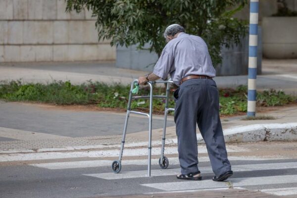 אדם זקן עם הליכון במעבר חצייה (צילום: יוסי אלוני / פלאש 90)