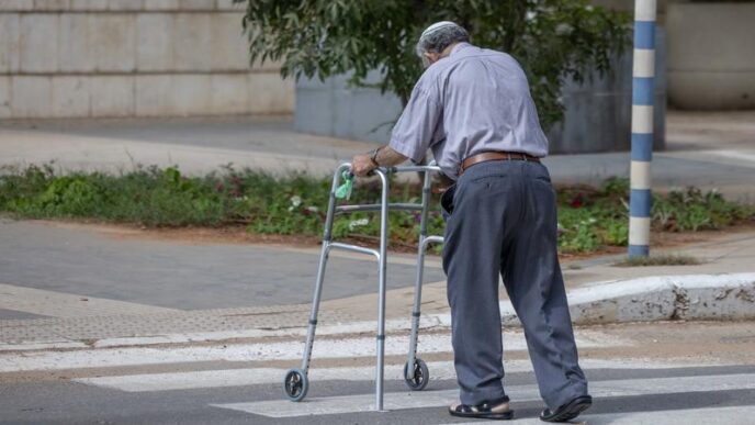 הצד האפל של הביטוח הסיעודי: חוקרים פרטיים נשלחים לשלול זכאות ממבוטחים