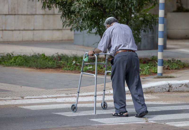 אדם זקן עם הליכון במעבר חצייה (צילום: יוסי אלוני / פלאש 90) אדם זקן עם הליכון במעבר חצייה (צילום: יוסי אלוני / פלאש 90)