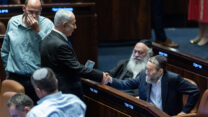 ראש הממשלה נתניהו לוחץ את ידו של ח"כ גפני לאחר אישור חוק יסוד לימוד התורה בקריאה ראשונה (צילום: יונתן זינדל/פלאש90)