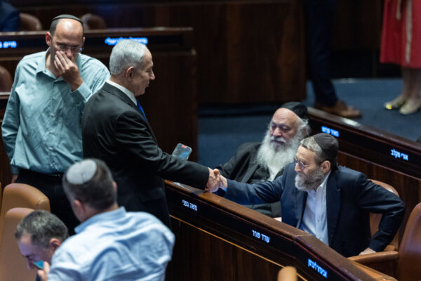 ראש הממשלה נתניהו לוחץ את ידו של ח"כ גפני לאחר אישור חוק יסוד לימוד התורה בקריאה ראשונה (צילום: יונתן זינדל/פלאש90)