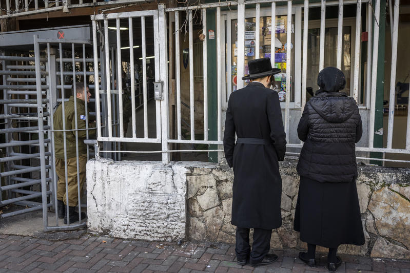 חרדים ליד לשכת הגיוס בירושלים, פברואר 2026 (צילום: חיים גולדברג/פלאש90)