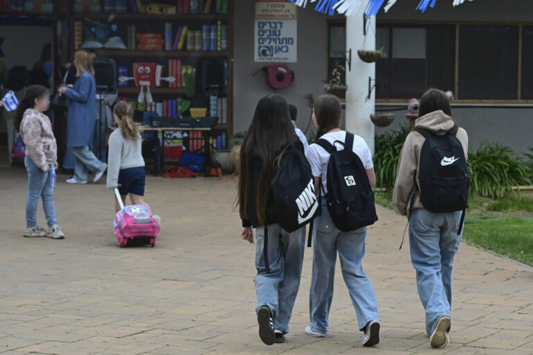 תלמידים בבית ספר יסודי. למצולמים אין קשר לכתבה (צילום אילוסטרציה: מיכאל גלעדי/ פלאש 90)