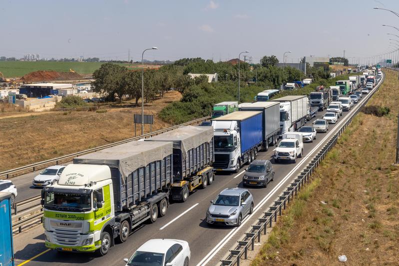 פקק תנועה בכביש 6 ליד מחלף נשר (צילום: יוסי אלוני/פלאש90)