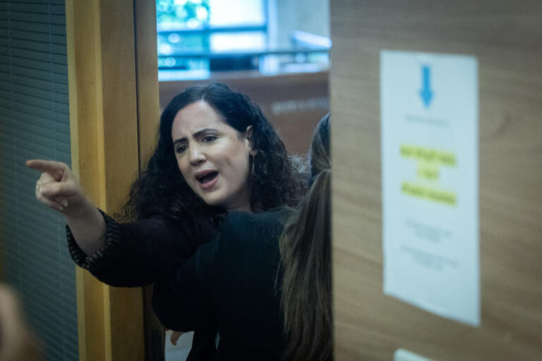 ח"כ נעמה לזימי מוצאת מדיון ועדת החינוך על ההפרדה המגדרית באקדמיה (צילום: יונתן זינדל/פלאש90)