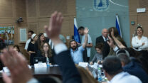 הצבעה בוועדת החינוך בראשות ח"כ צבי סוכות (במרכז) על החוק להרחבת ההפרדה המגדרית באקדמיה (צילום: יונתן זינדל/פלאש90)