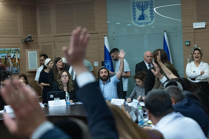 הצבעה בוועדת החינוך בראשות ח"כ צבי סוכות (במרכז) על החוק להרחבת ההפרדה המגדרית באקדמיה (צילום: יונתן זינדל/פלאש90)