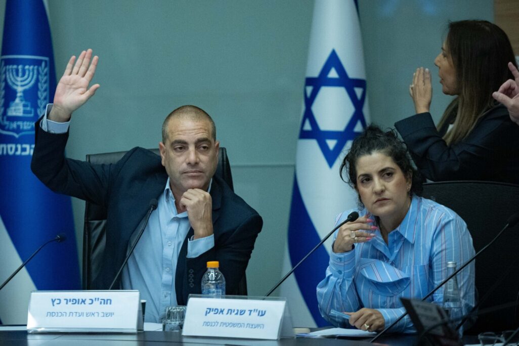 היועצת המשפטית לכנסת שגית אפיק (מימין) וח"כ אופיר כץ בהצבעה בוועדת הכנסת על חוק יסוד לימוד תורה. אפיק דרשה להבהיר אם מדובר בחוק הצהרתי (צילום: יונתן זינדל/פלאש90)