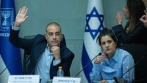 היועצת המשפטית לכנסת שגית אפיק (מימין) וח"כ אופיר כץ בהצבעה בוועדת הכנסת על חוק יסוד לימוד תורה. אפיק דרשה להבהיר אם מדובר בחוק הצהרתי (צילום: יונתן זינדל/פלאש90)