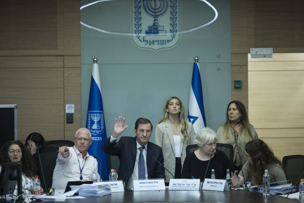 יו"ר ועדת החוץ והביטחון בועז ביסמוט, מצביע בעד חוק החוק שיאפשר הקפאת מעצרים של תלמידי ישיבות, כשלצידו יועמ"שית הוועדה שהסתייגה מהחוק (צילום: חיים גולדברג/לאש90)
