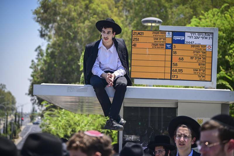 חרדי במחאה נגד גיוס חרדים, ליד לשכת הגיוס בתל השומר, יולי 2026 (צילום: אבשלום ששוני/פלאש90)