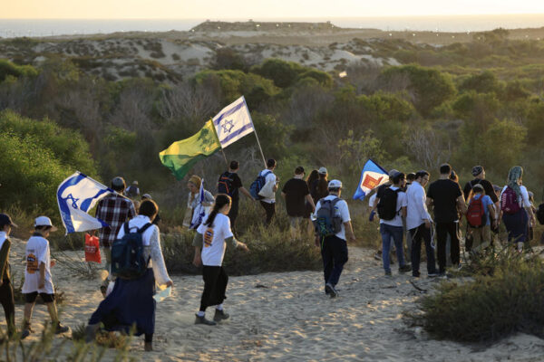 צועדי ׳צעדת האלפים לעזה׳ התומכים בהקמתן מחדש של התיישבויות יהודיות ברצועת עזה (צילום: Tsafrir Abayov/Flash90)